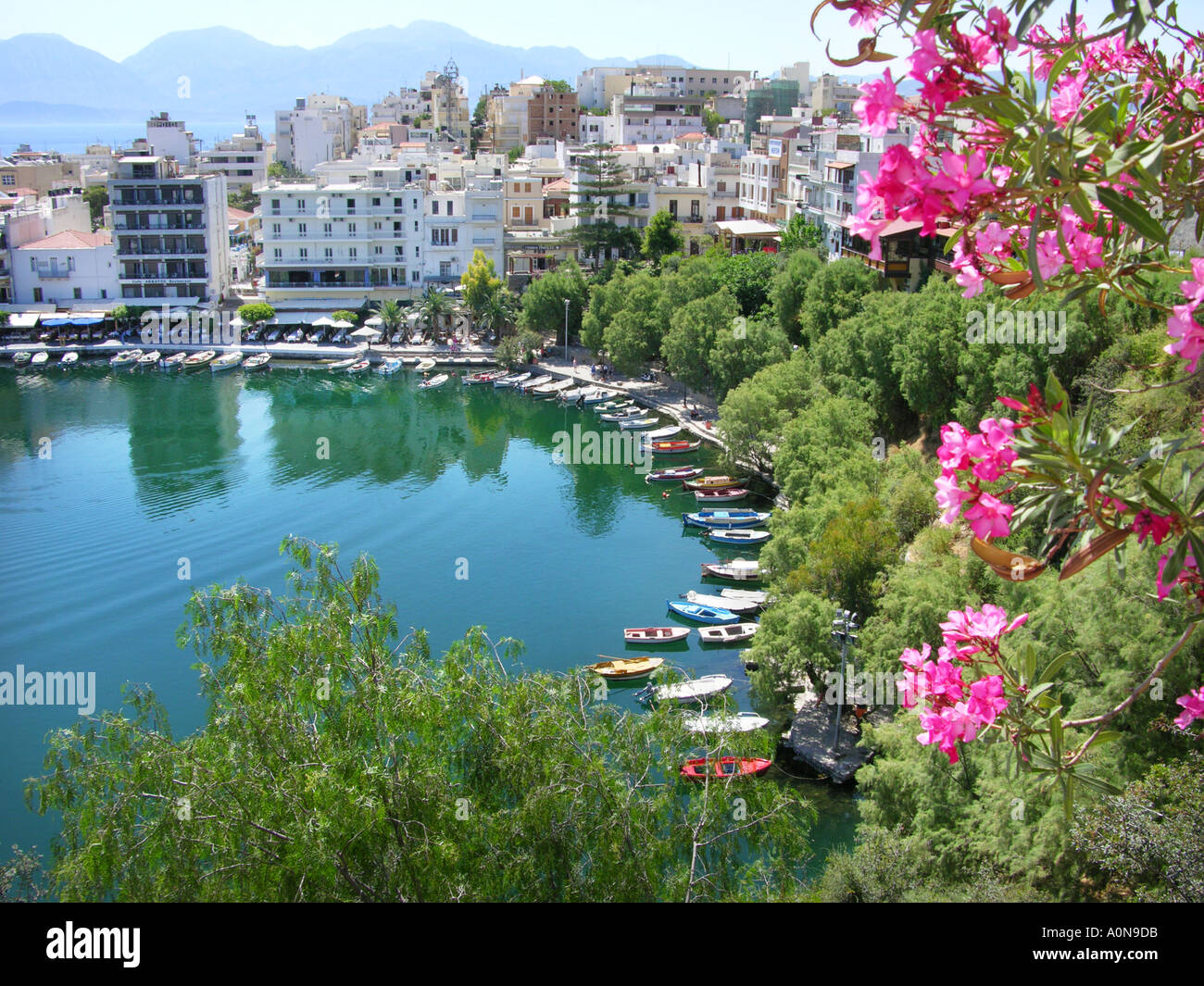 Port d'AGIOS NIKOLAOS, Crète, Grèce Porto KRETA Griechenland CRETIAN mole du port d'entrée avant de l'eau jetée pier waterfront Banque D'Images