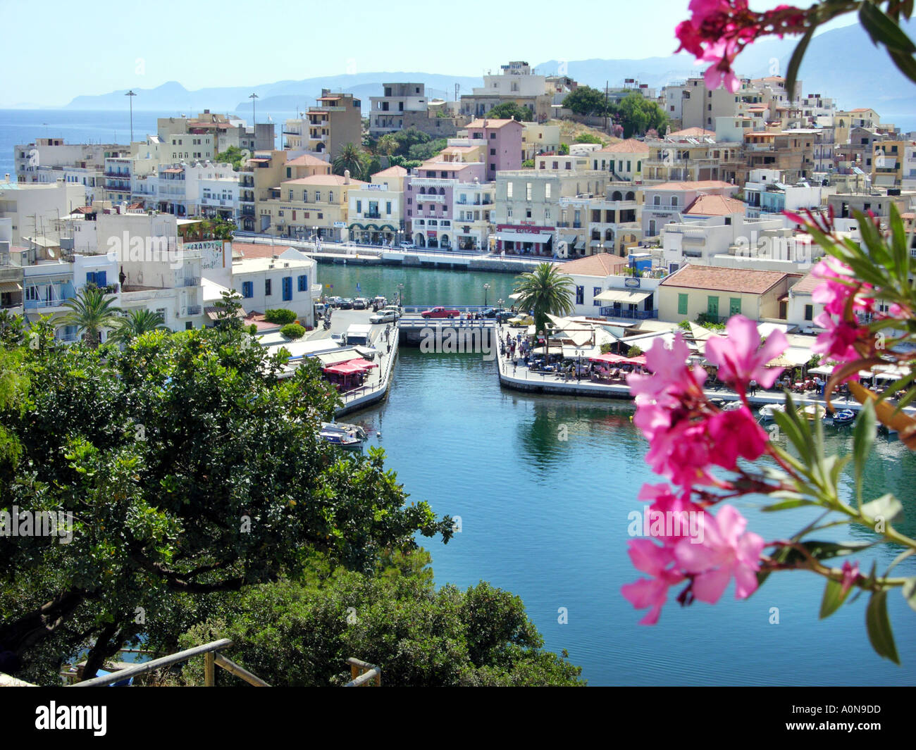 Port d'AGIOS NIKOLAOS, Crète, Grèce Porto KRETA Griechenland CRETIAN mole du port d'entrée avant de l'eau jetée pier waterfront Banque D'Images