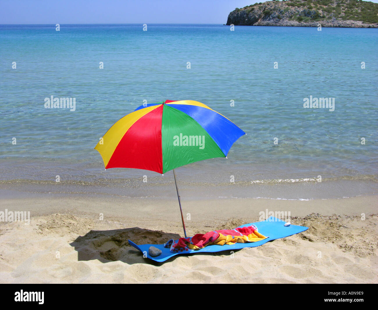 KOLPOS MIRAMBELLOU beach près de PACCHIA AMMOS Grèce CRETE KRETA Griechenland CRETIAN parasol rouge vert jaune bleu Banque D'Images