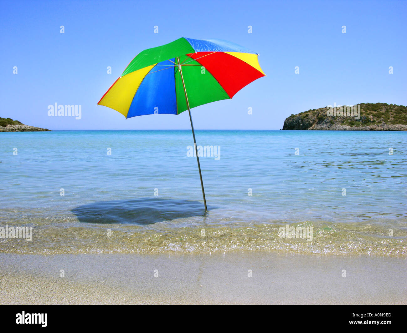 KOLPOS MIRAMBELLOU beach près de PACCHIA AMMOS Grèce CRETE KRETA  Griechenland CRETIAN parasol rouge vert jaune bleu Photo Stock - Alamy