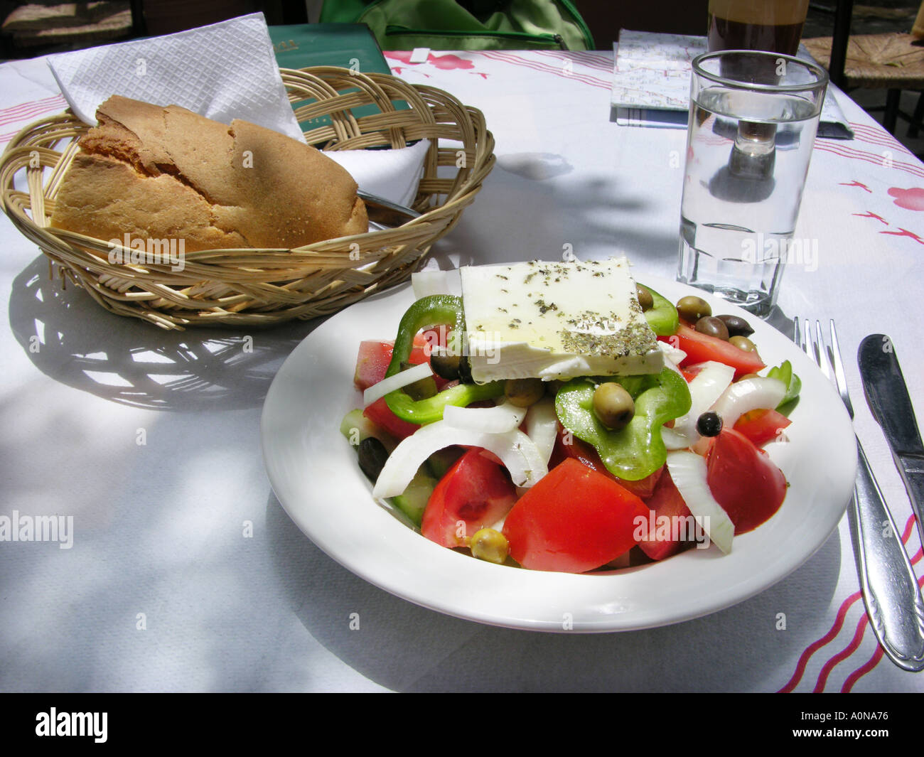 Salade grecque typique salat avec oignon tomate concombre fromage de chèvre chèvre olive paprika servi dans une taverne grecque originale beergarden Banque D'Images