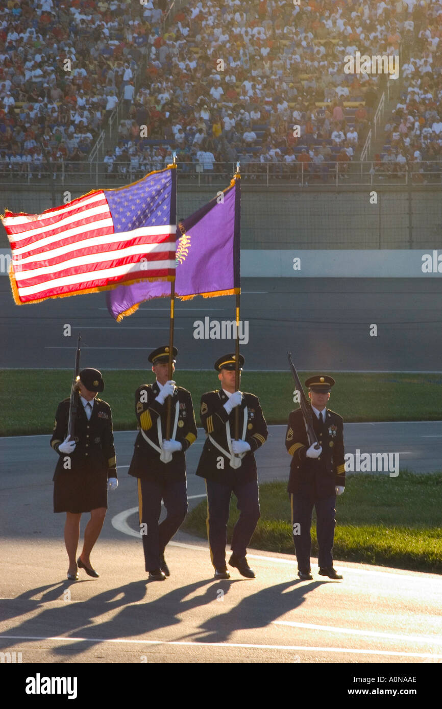 United States Army Color Guard quitte la voie après la cérémonie d'ouverture (avant le début de course NASCAR Meijer 300 au Kentucky Speedway Banque D'Images