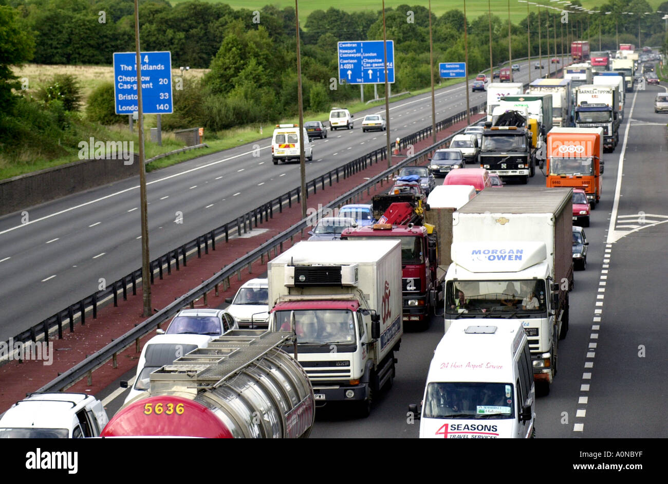 L'encombrement du trafic sur l'autoroute M4 à Newport Gwent South Wales UK Banque D'Images