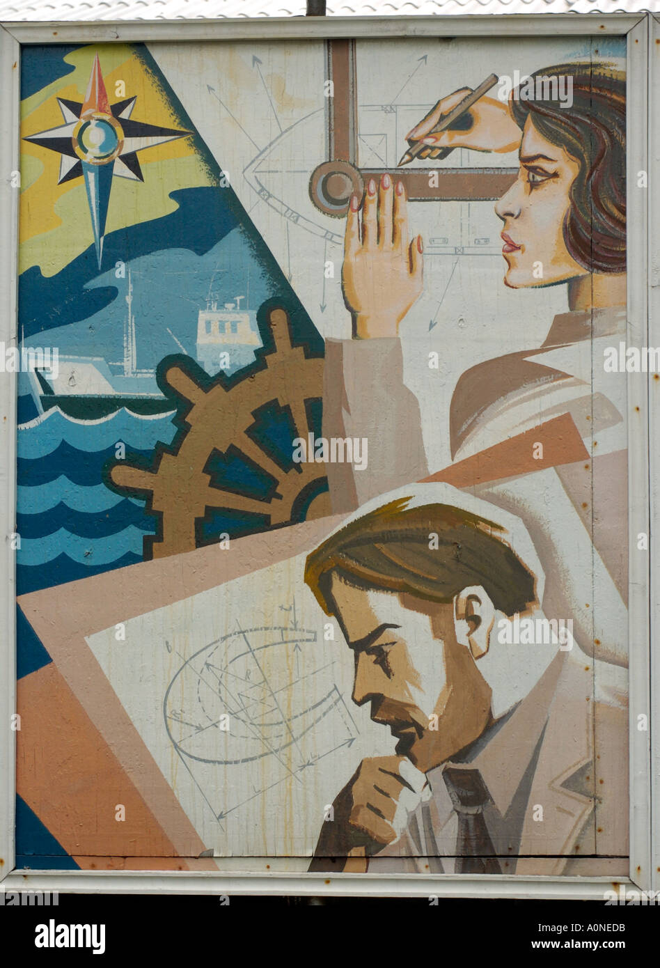 Époque soviétique peinture murale peinte sur un mur extérieur d'un chantier naval de l'île de Sakhalin Nevelsk Russie 2004 Banque D'Images