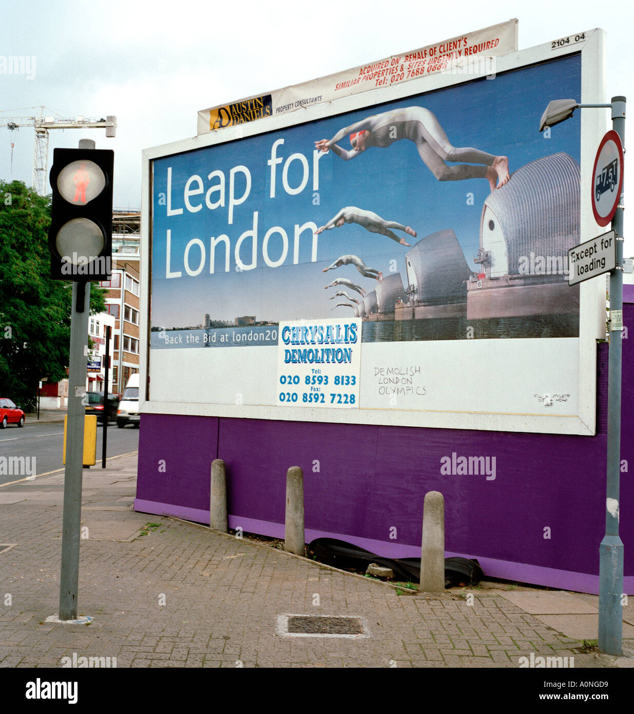 Grafitti sur billboard contre les Jeux Olympiques de Londres à venir à Londres 2012 Banque D'Images