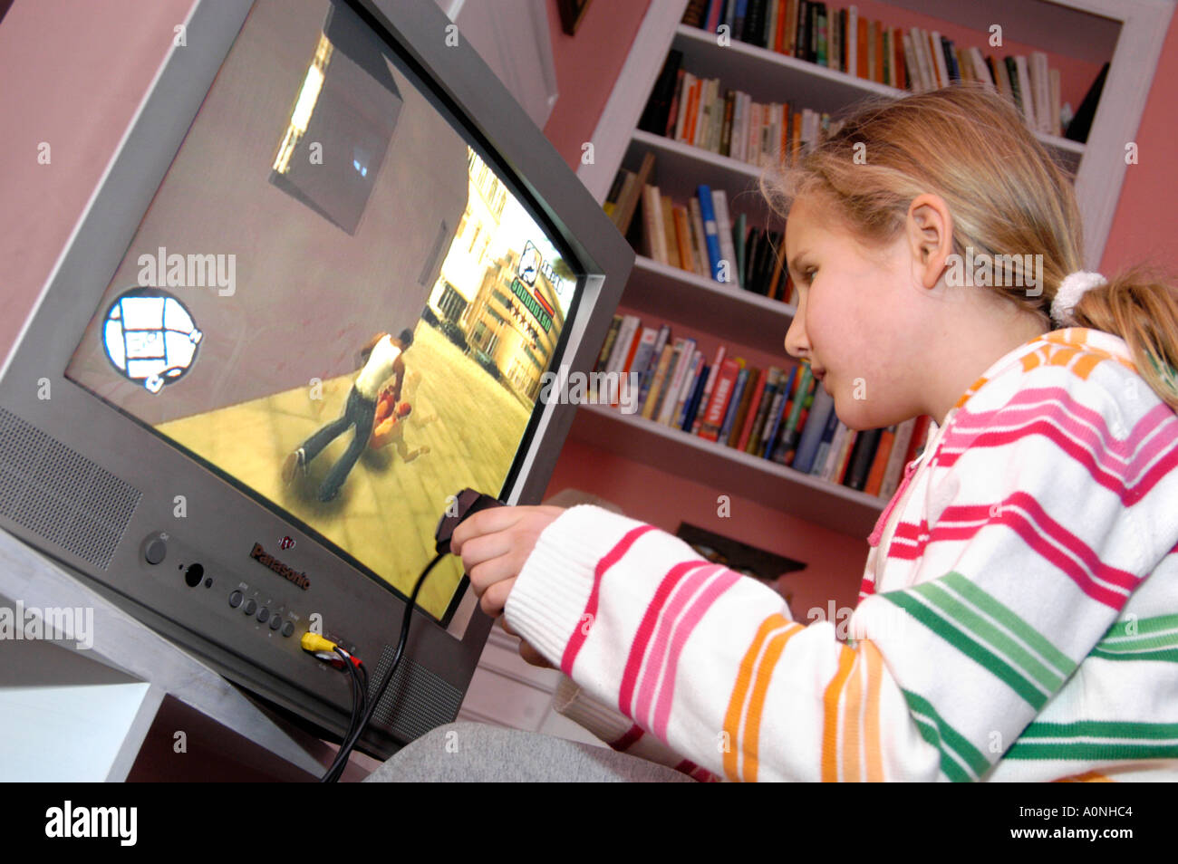 Jeune fille jouant du certificat 18 violents rated ordinateur jeu Grand Theft Auto sur console Playstation de Sony, England, UK Banque D'Images