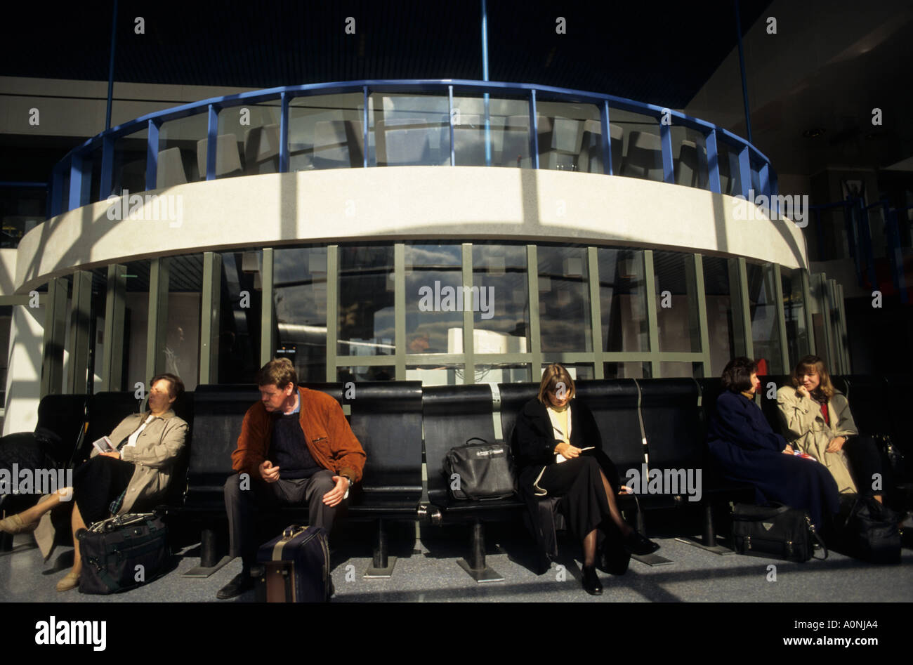 Vilnius, Lituanie. L'aéroport moderne - personnes en attente. Banque D'Images