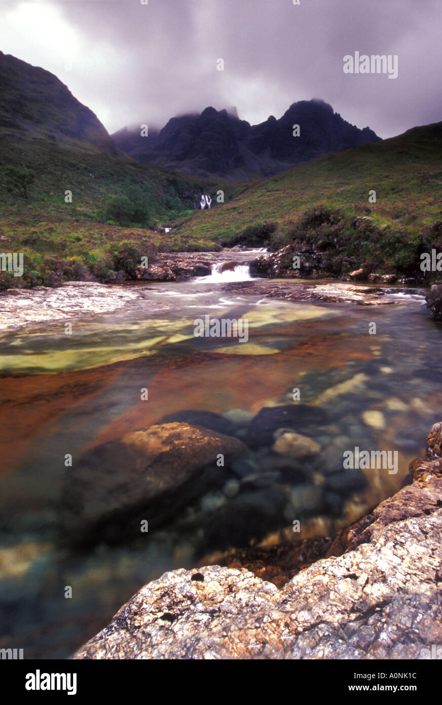 L'Ecosse Ile de Skye vue de Bla Bheinn et couvert de Bheinn géologiquement complexe et brûler les roches anciennes de Allt na Dunaiche Banque D'Images