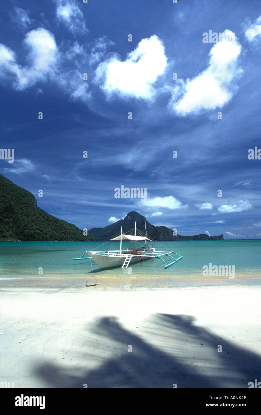 Philippines UNE Bangka bateau amarré sur la plage d'El Nido, dans la baie de Bacuit Palawan Banque D'Images