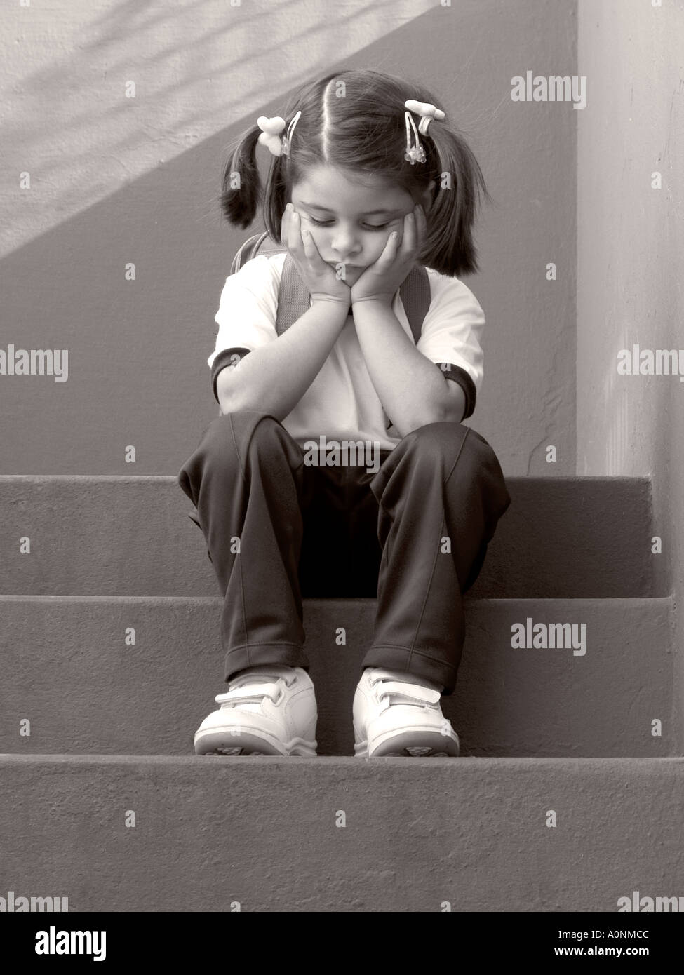 Triste Fille Bebe Est Assis Sur Les Etapes De L Ecole Avec La Tete Dans Les Mains Photo Stock Alamy