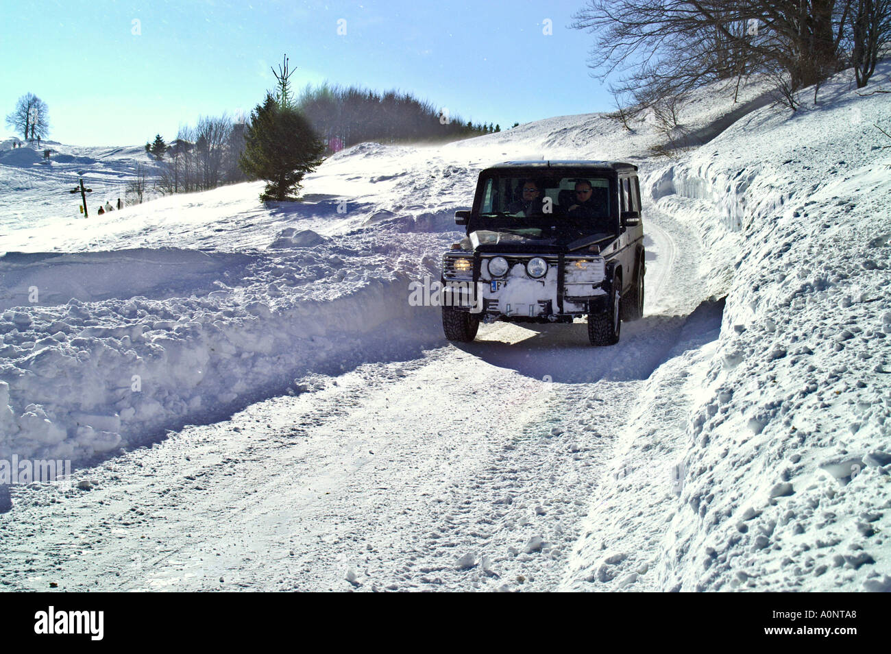 Route couverte de neige dans la station de ski Donovaly, Slovaquie, hiver Banque D'Images