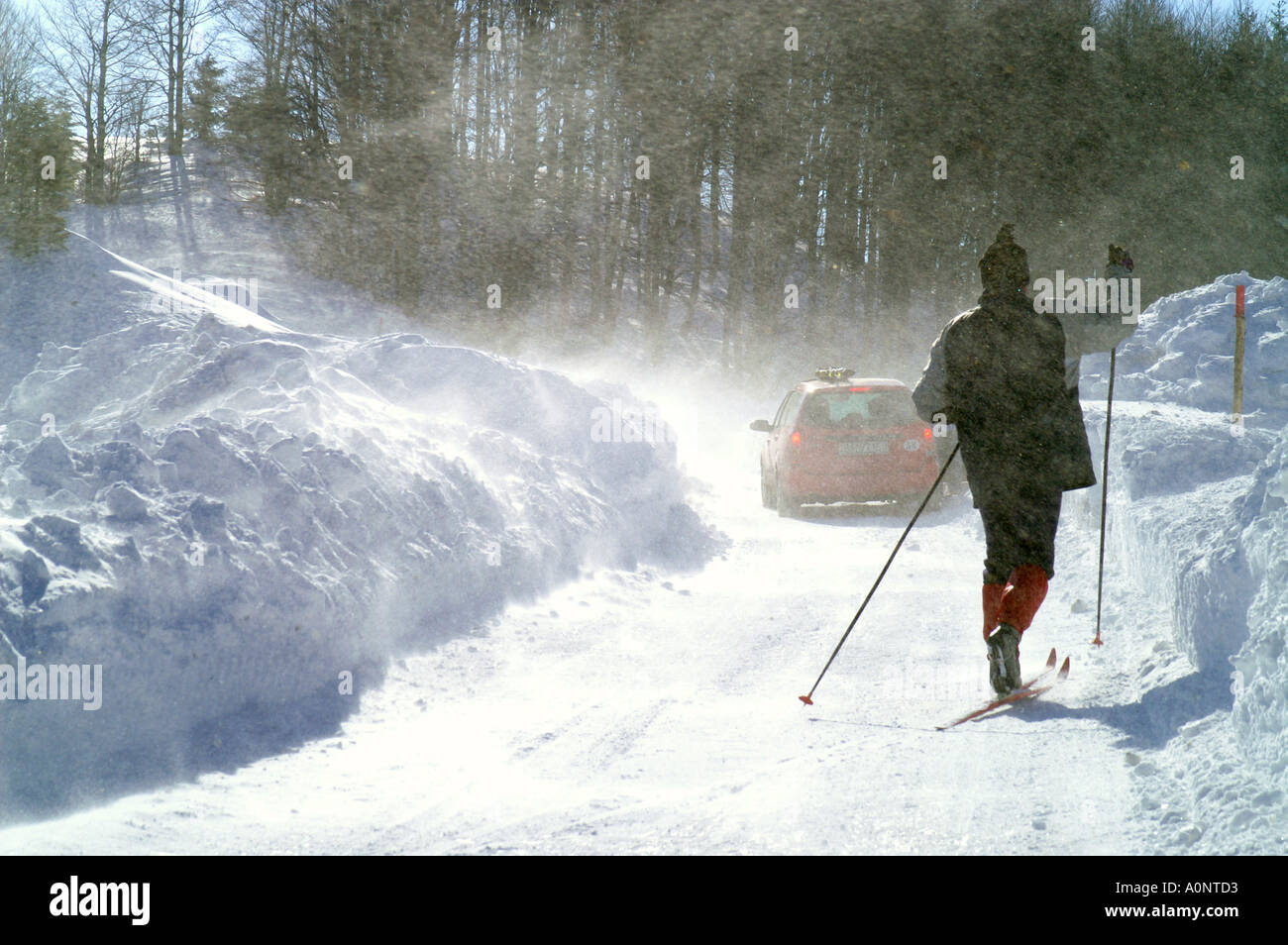 Une voiture et l'homme dans la tempête de neige à Donovaly, Slovaquie Banque D'Images