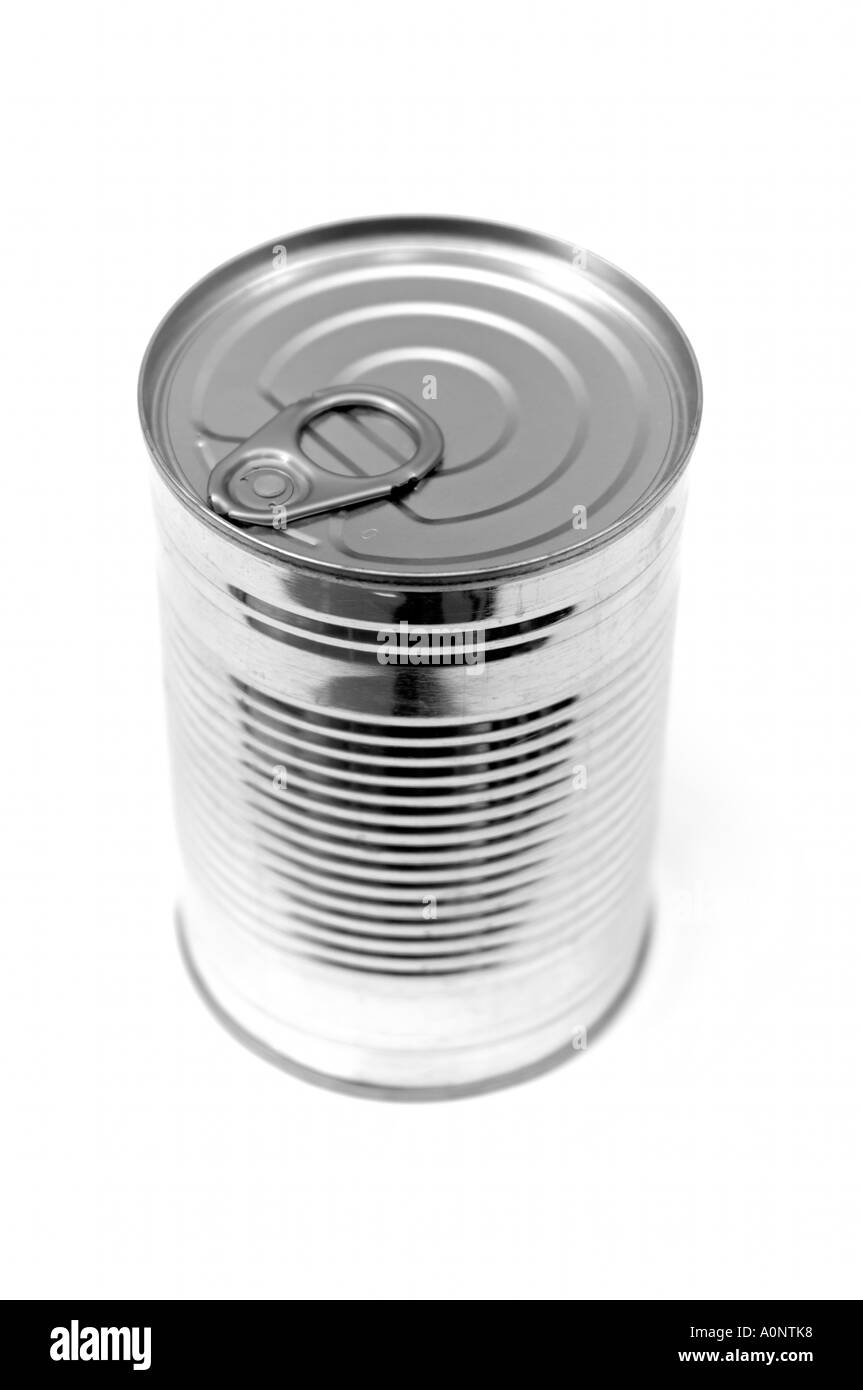 Boîte de conserve en aluminium non ouvert sur fond blanc Photo Stock - Alamy