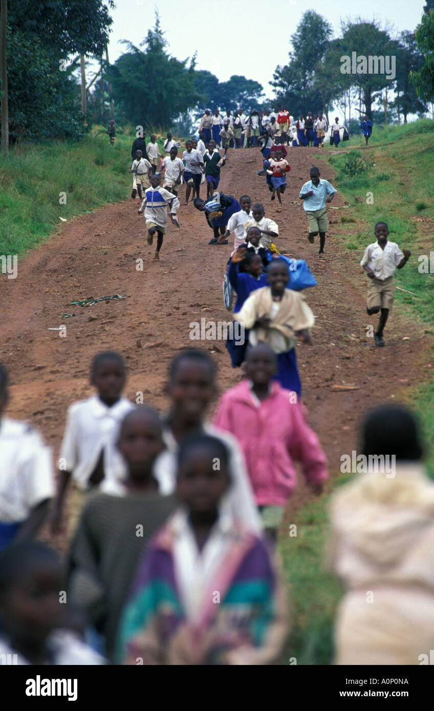 Les enfants viennent de couler le long de la route après l'école Banque D'Images