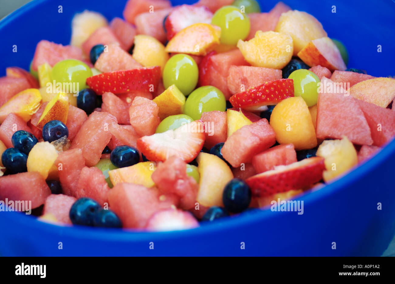 Salade de fruits dans un bol bleu Banque D'Images