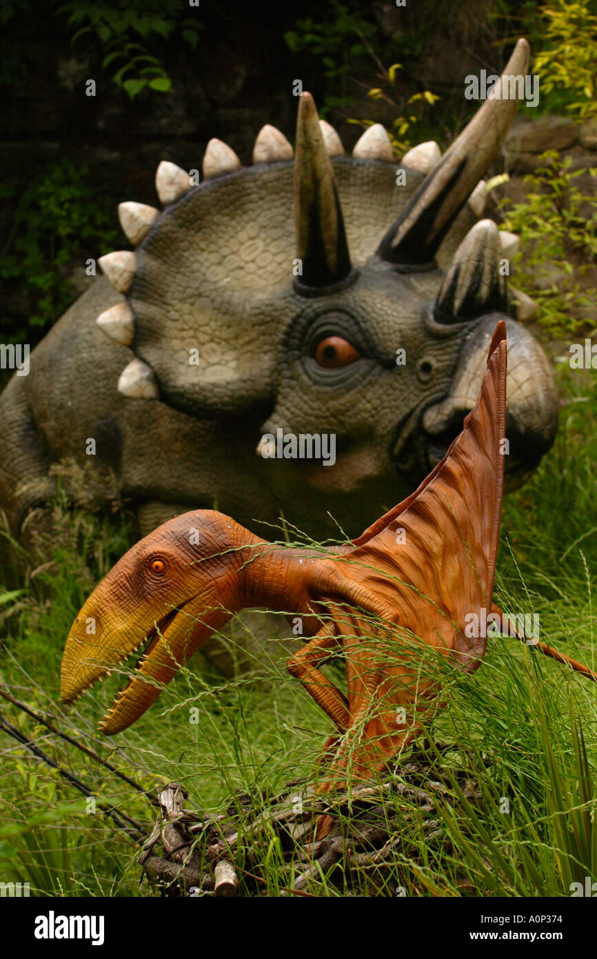 Dans le Triceratops dinosaur park plus Dan yr Ogof dans le Parc National des Brecon Beacons au Pays de Galles avec lifesize 135 dinosaures Banque D'Images