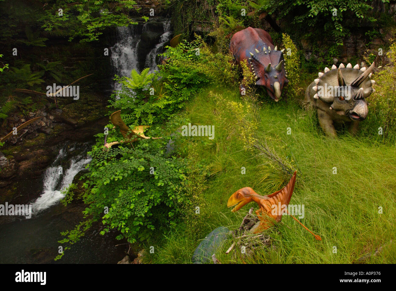 Sélection de dinosaures dans les mondes plus grand parc de dinosaures à Dan yr Ogof dans le parc national de Brecon Beacons Powys Pays de Galles UK Banque D'Images