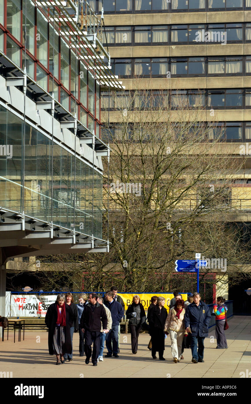 Vue générale de l'Université de Bath en Angleterre UK GO avec des gens qui marchent dans la cour Banque D'Images