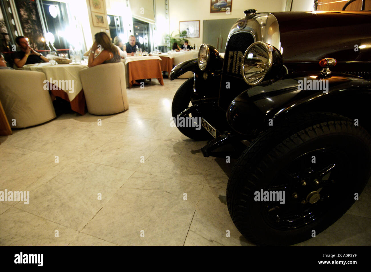 Lingotto Turin un vieux modèle Fiat dans le restaurant de l'hôtel Méridien qui est installé dans l'ancienne usine Fiat Banque D'Images