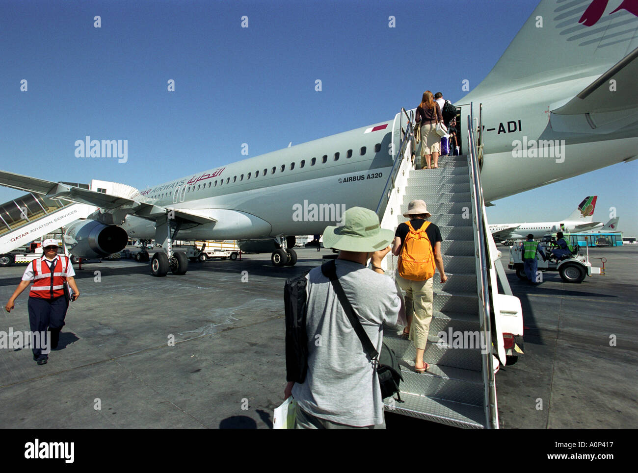 Les passagers d'un avion Qatar Airlines Banque D'Images