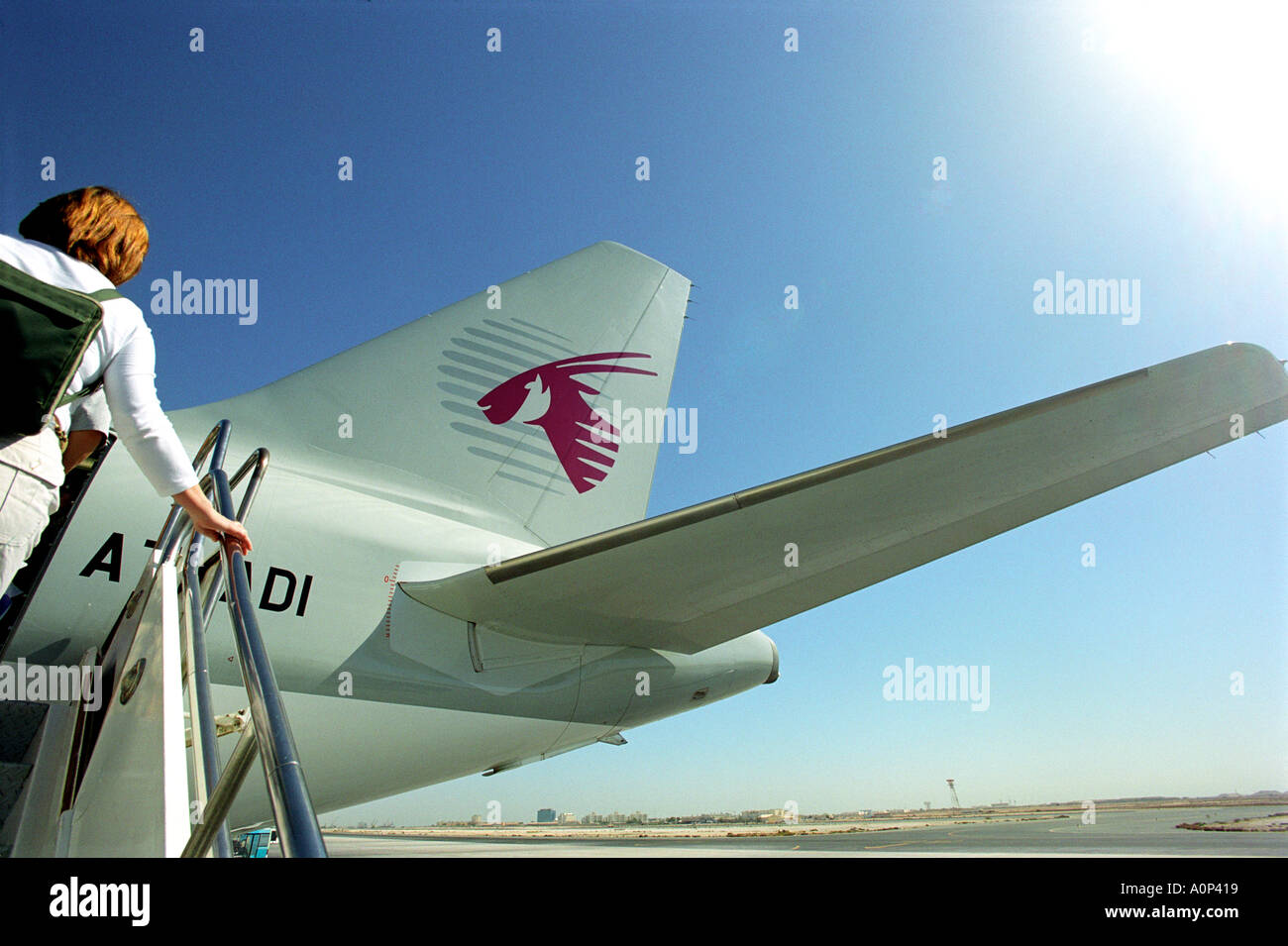 Un passager à bord d'un avion Qatar Airlines Banque D'Images