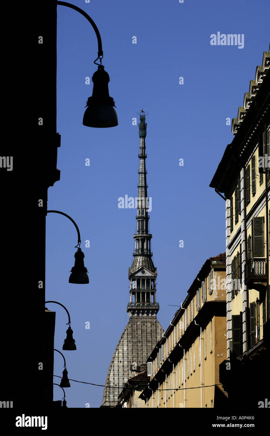 Turin la tour du Mole Antonelliana comme vu de la via San Massimo Banque D'Images