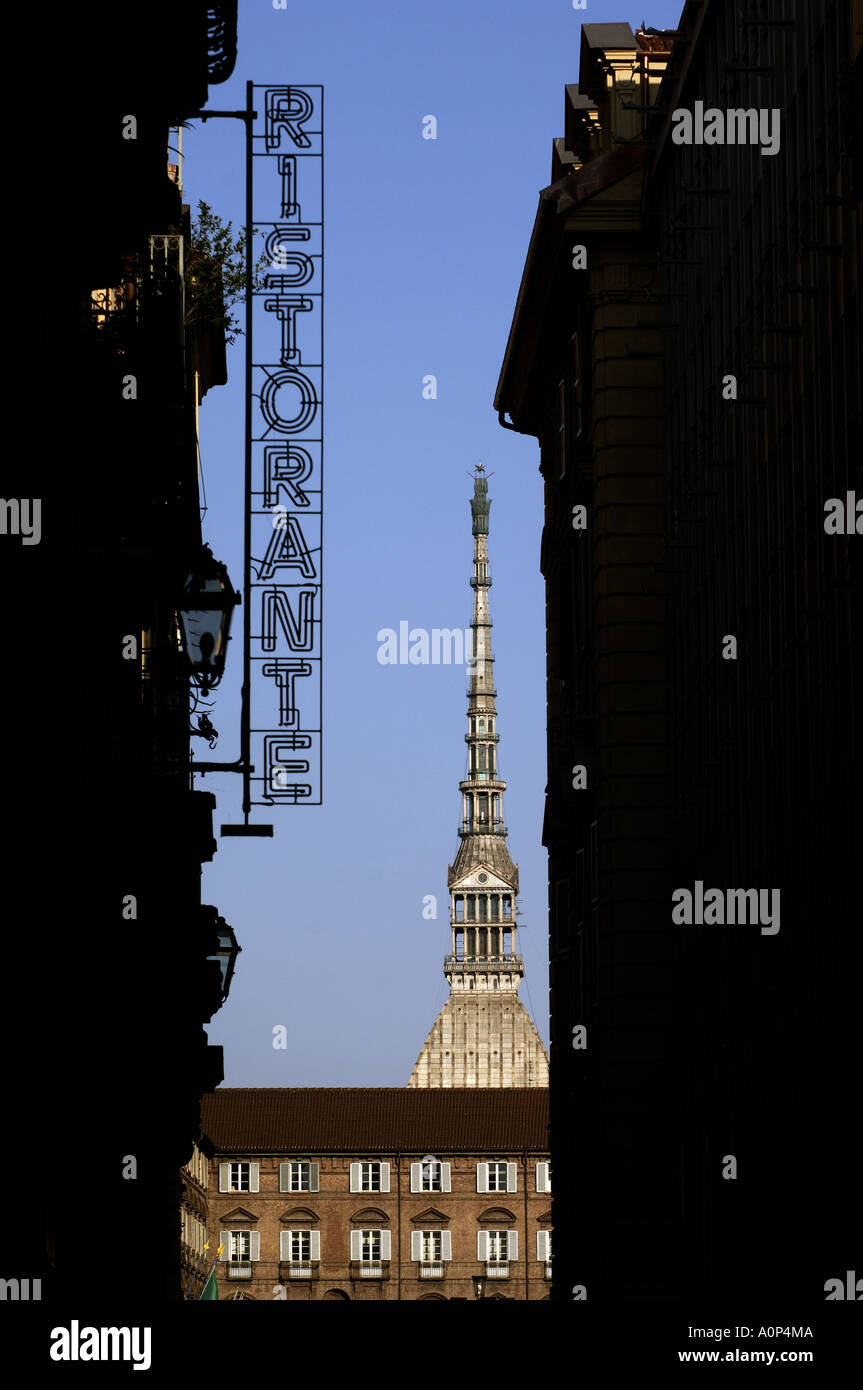 Turin la tour du Mole Antonelliana comme vu à partir de la piazetta Corpus Domini Banque D'Images