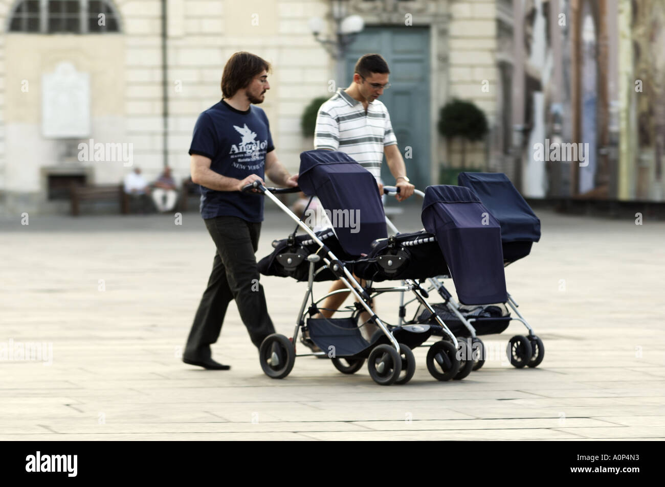 Turin deux pères avec bébé buggy Banque D'Images
