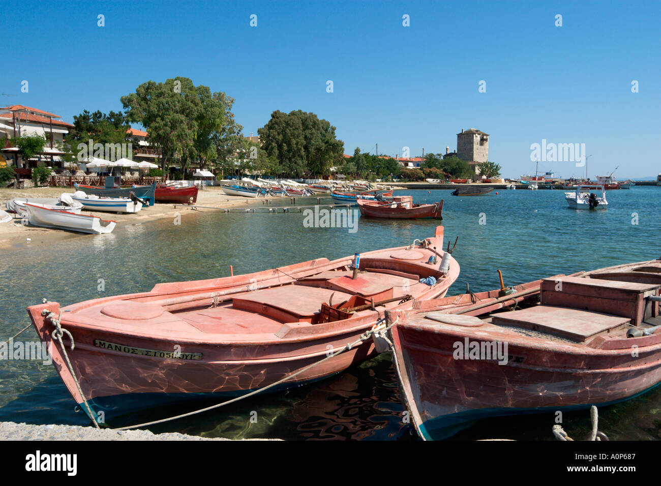Port et tour Byzantine, Ouranopolis, péninsule Athos, Halkidiki, Grèce Banque D'Images