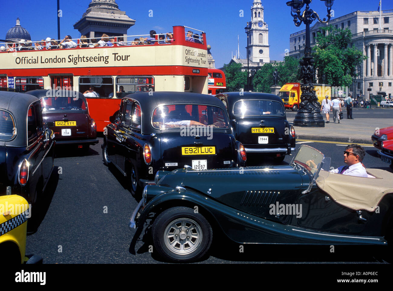 Embouteillage à Trafalgar Square London Banque D'Images