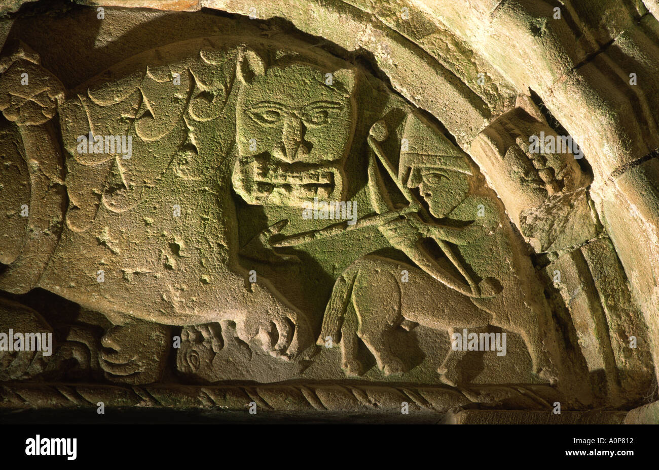 Le tympan au-dessus porte nord de Cormac's Chapel, Rock of Cashel. Centaur Norman tue Celtic Christian lion. Co Tipperary, Irlande Banque D'Images