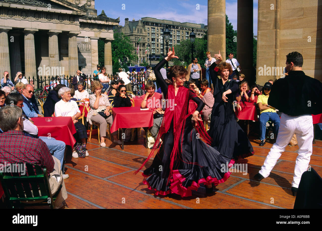 Edinburgh Festival café danser devant le Royal Scottish Academy dans le centre-ville des jardins de Princes Street. L'Écosse, Royaume-Uni Banque D'Images