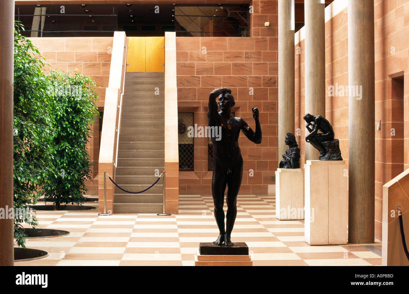 La Burrell Collection art exhibition gallery, Glasgow, Ecosse. Auguste Rodin sculptures l'âge du bronze et le Penseur Banque D'Images