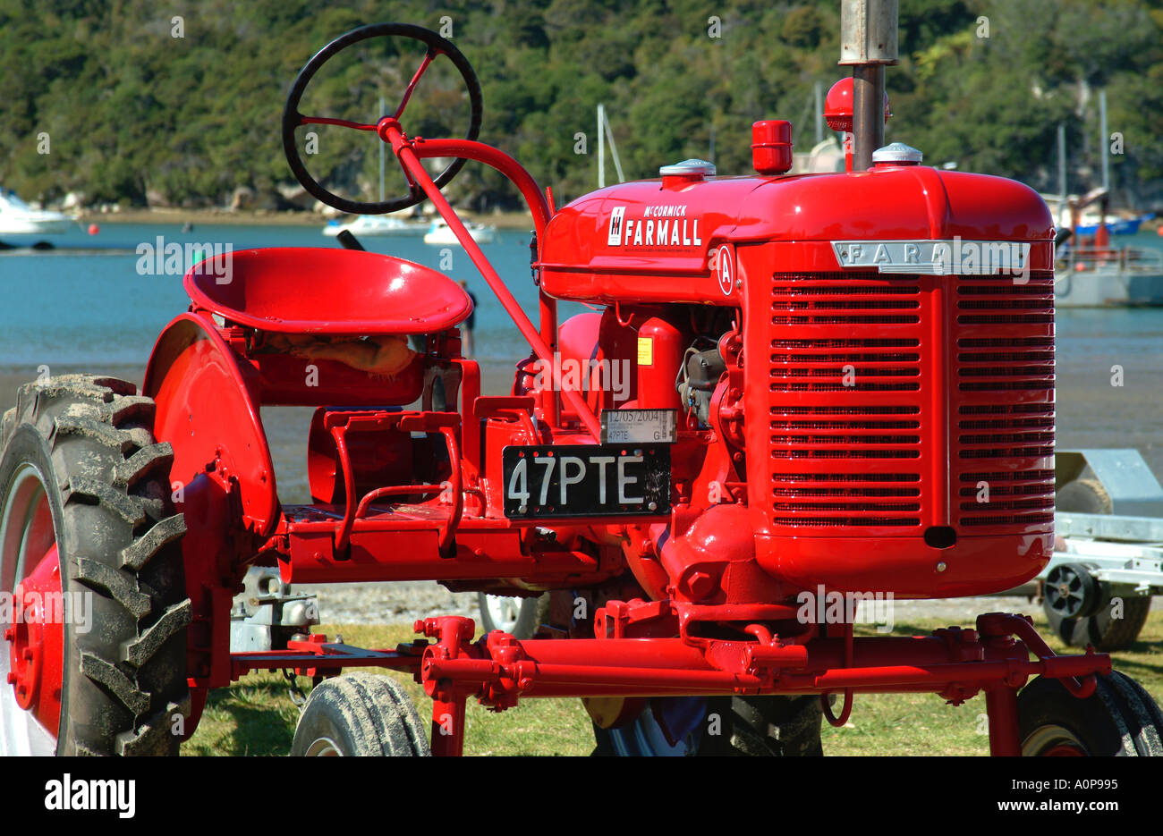 International Harvester Farmall restauré le tracteur utilisé pour la mise à l'eau du port de Whitianga Nouvelle-zélande Banque D'Images