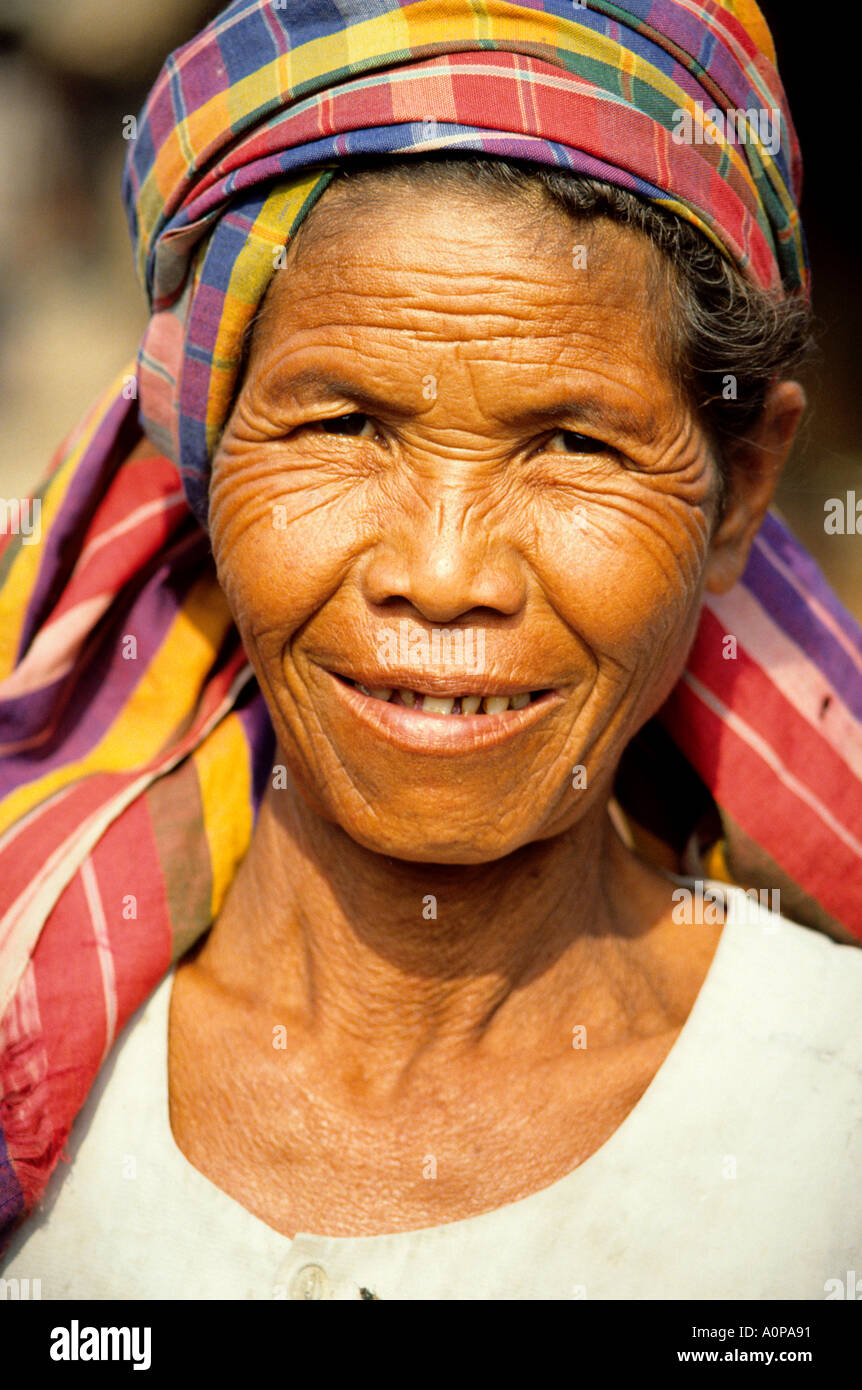 Femme cambodgienne traditionnelle portant foulard krama vérifié à Angkor Wat Banque D'Images