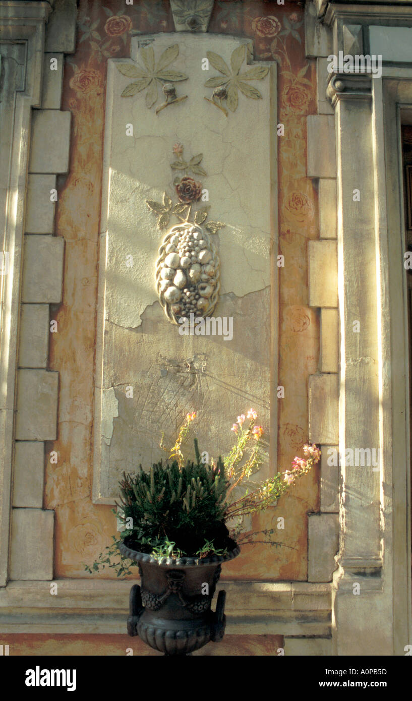 Peinture Pastel Et Reliefs Floraux Sur Une Maison Provençale Banque