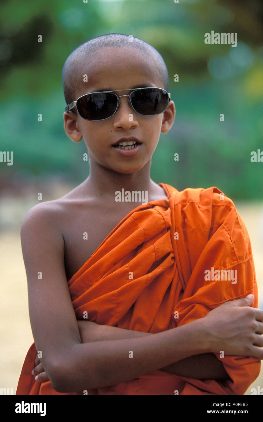 Portrait d'un jeune moine bouddhiste portant des lunettes de Sri Lanka  Photo Stock - Alamy
