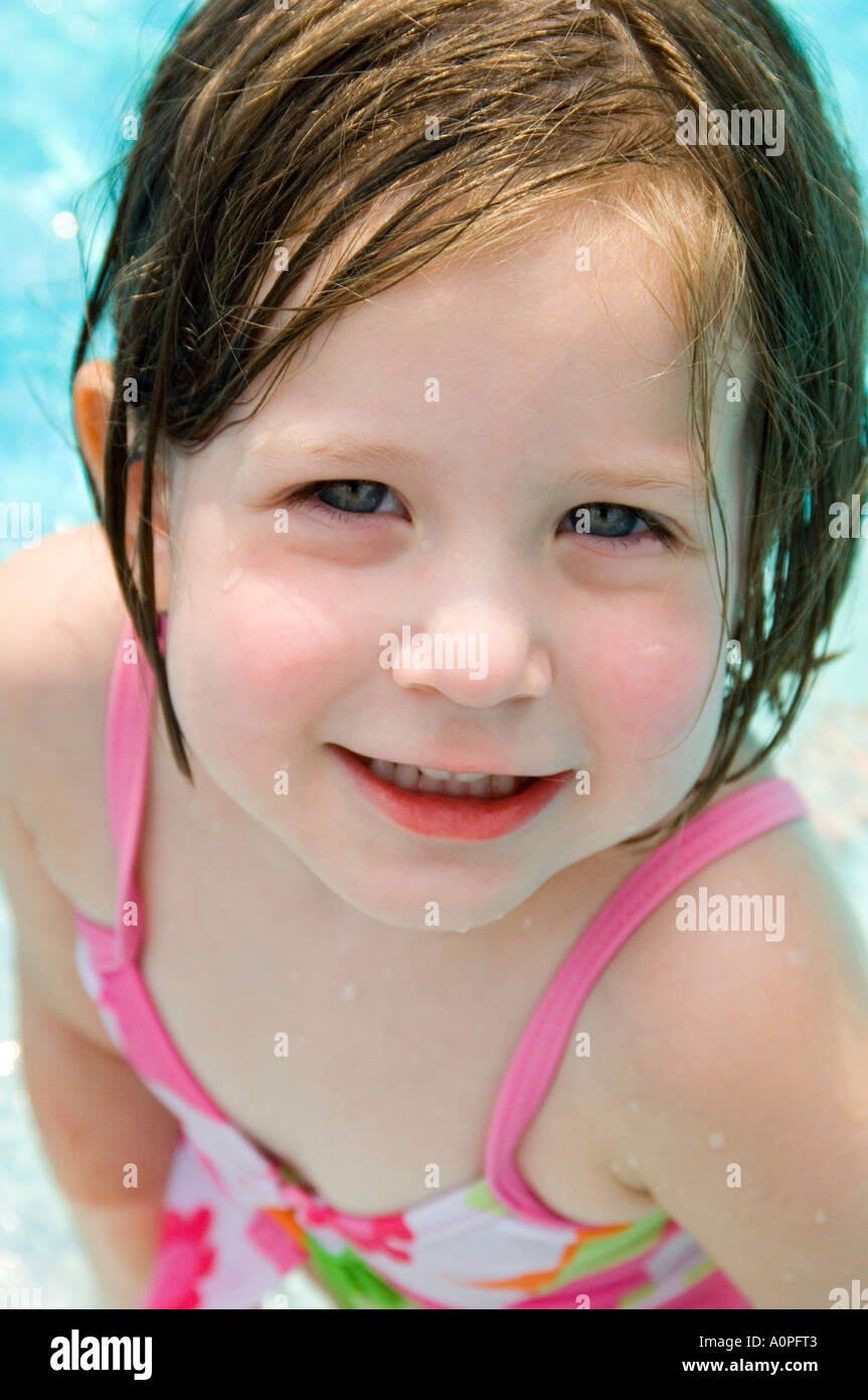 Petite Fille En Maillot De Bains Banque De Photographies Et D images petite-fille-en-maillot-de-bains-banque-de-photographies-et-d-images