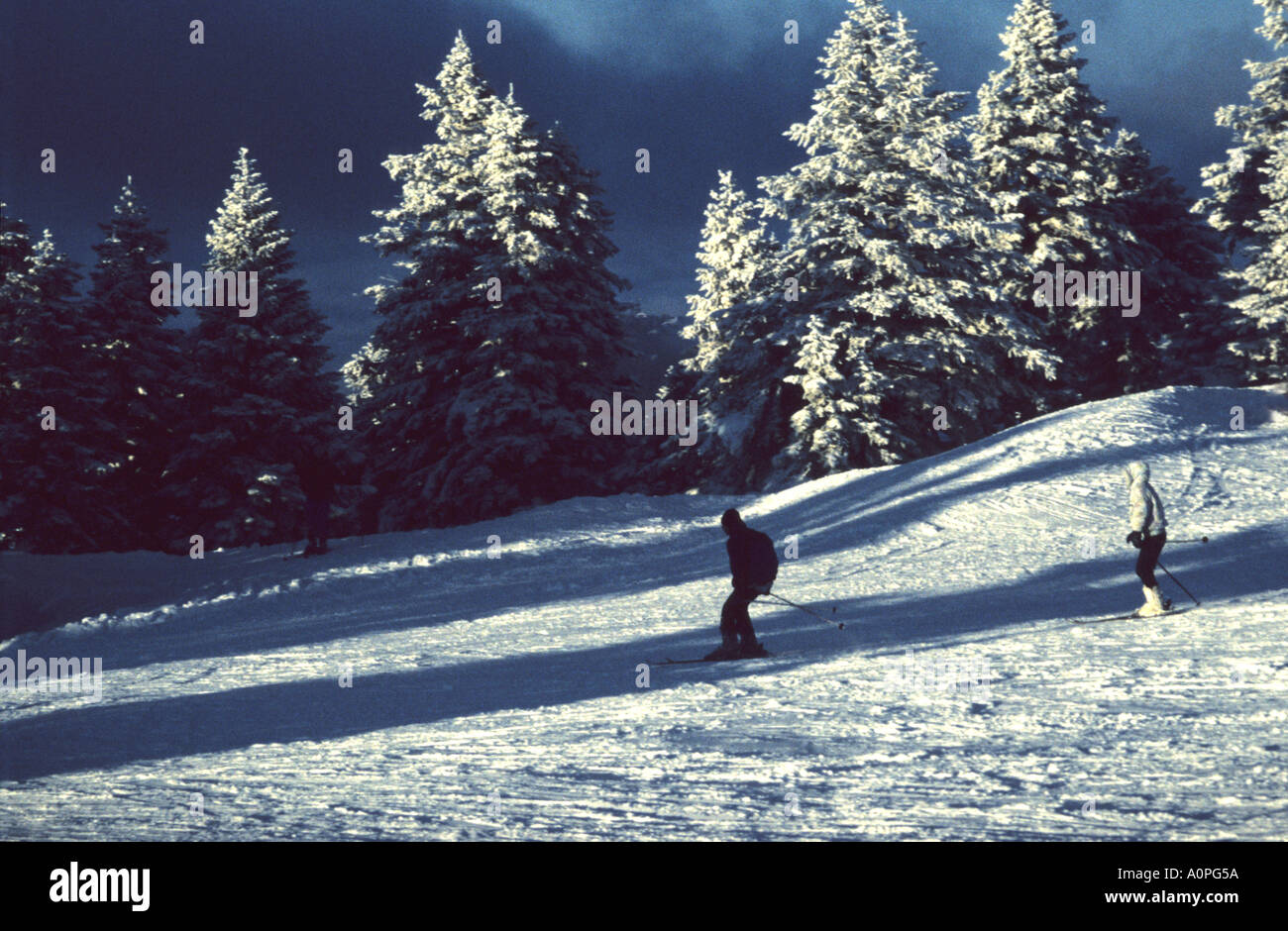 Couple ski sur les pistes d'une station de montagne turque Banque D'Images