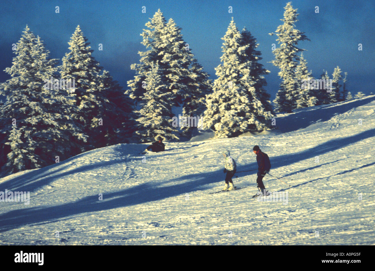 Un couple skier sur les pistes d'une montagne turque Banque D'Images