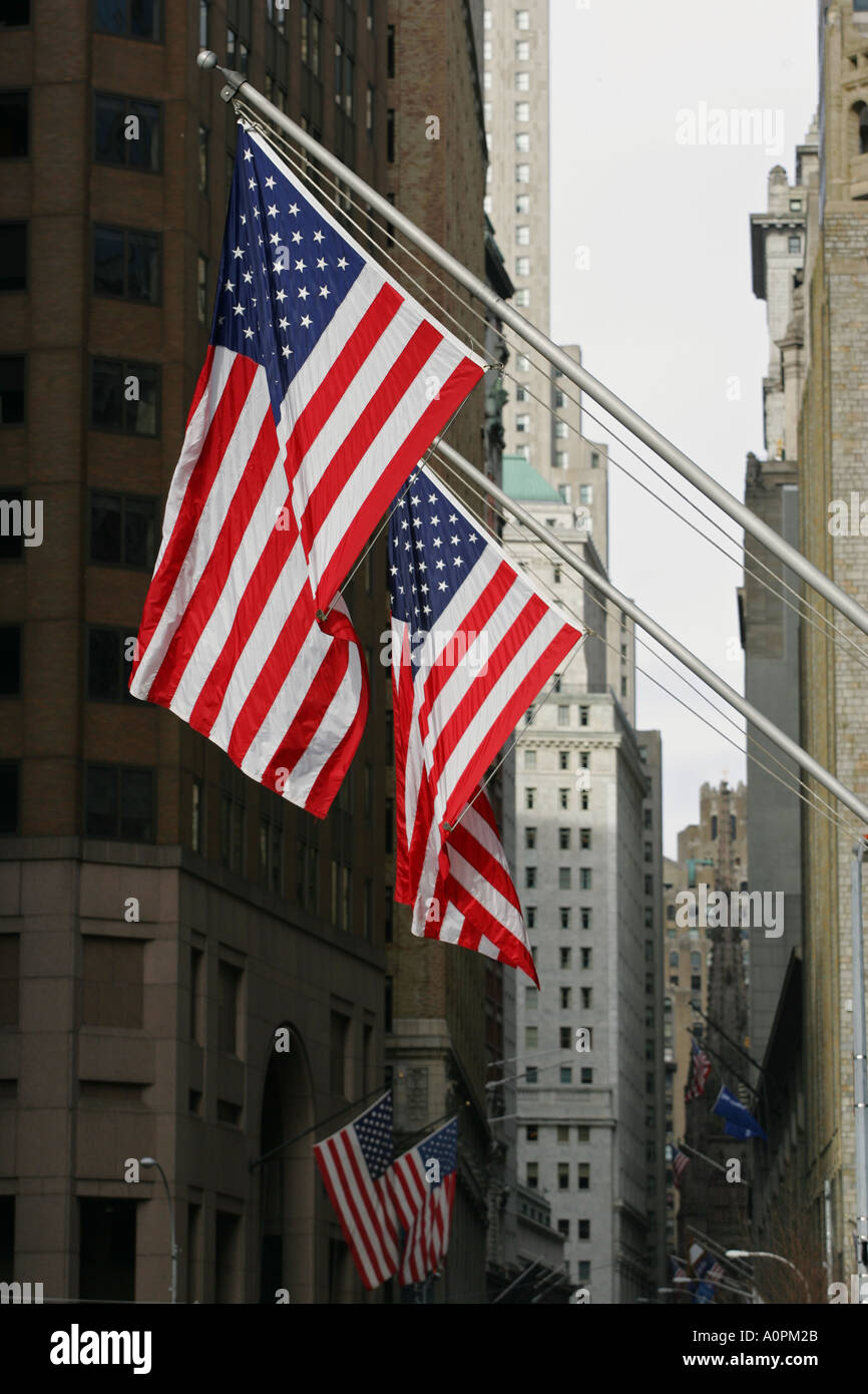 L'American Stars and Stripes drapeau national va à un affichage de patriotisme sur les bâtiments dans le Wall Street NYC Banque D'Images