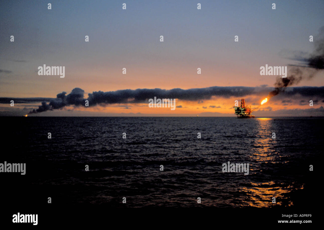 L'Hutton et le nord-ouest de Hutton plateformes pétrolières de la mer du Nord à la torche la nuit. Banque D'Images