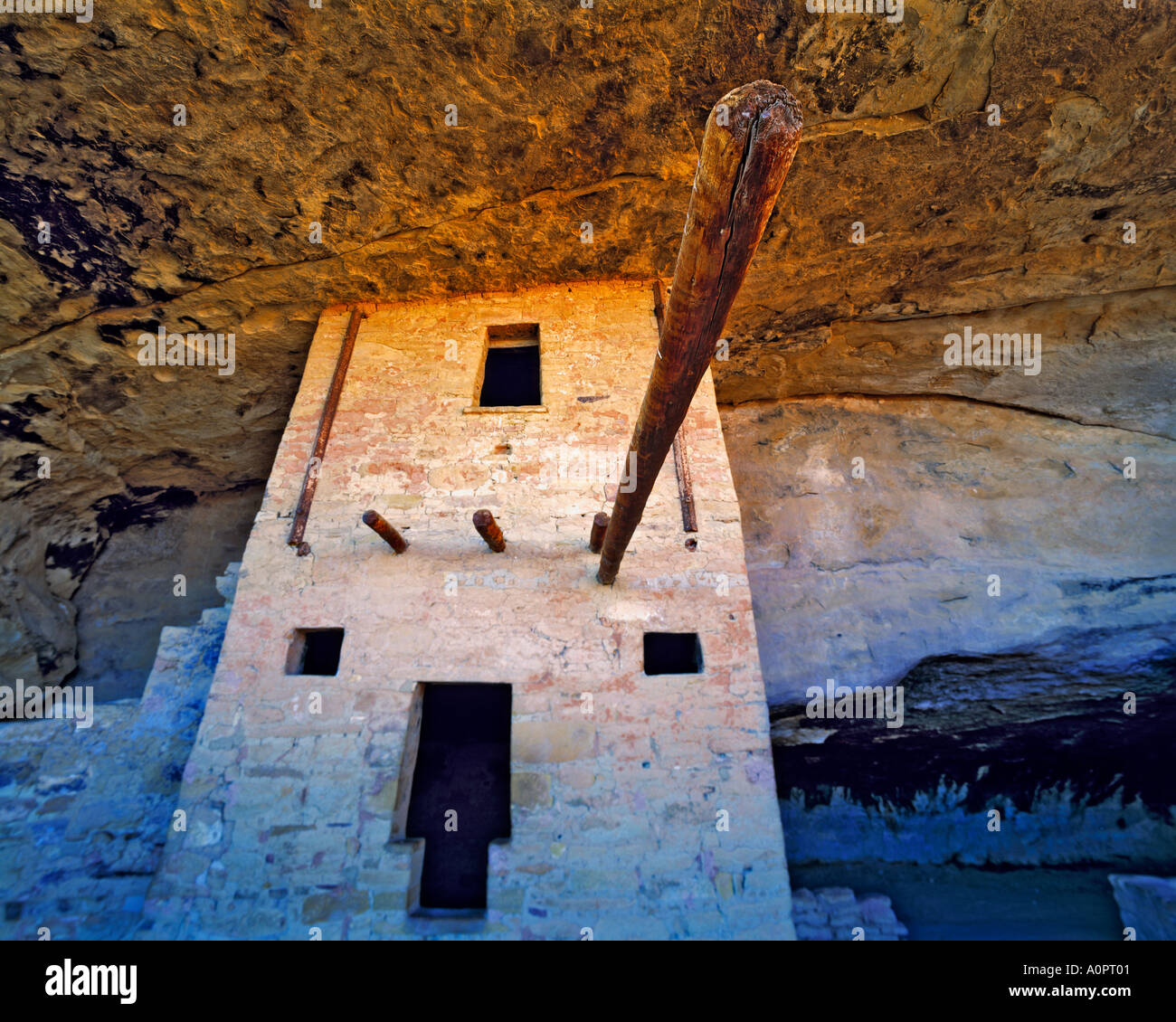 Poutre et porte en forme de T Balcon Chambre Colorado Mesa Verde National Park Banque D'Images