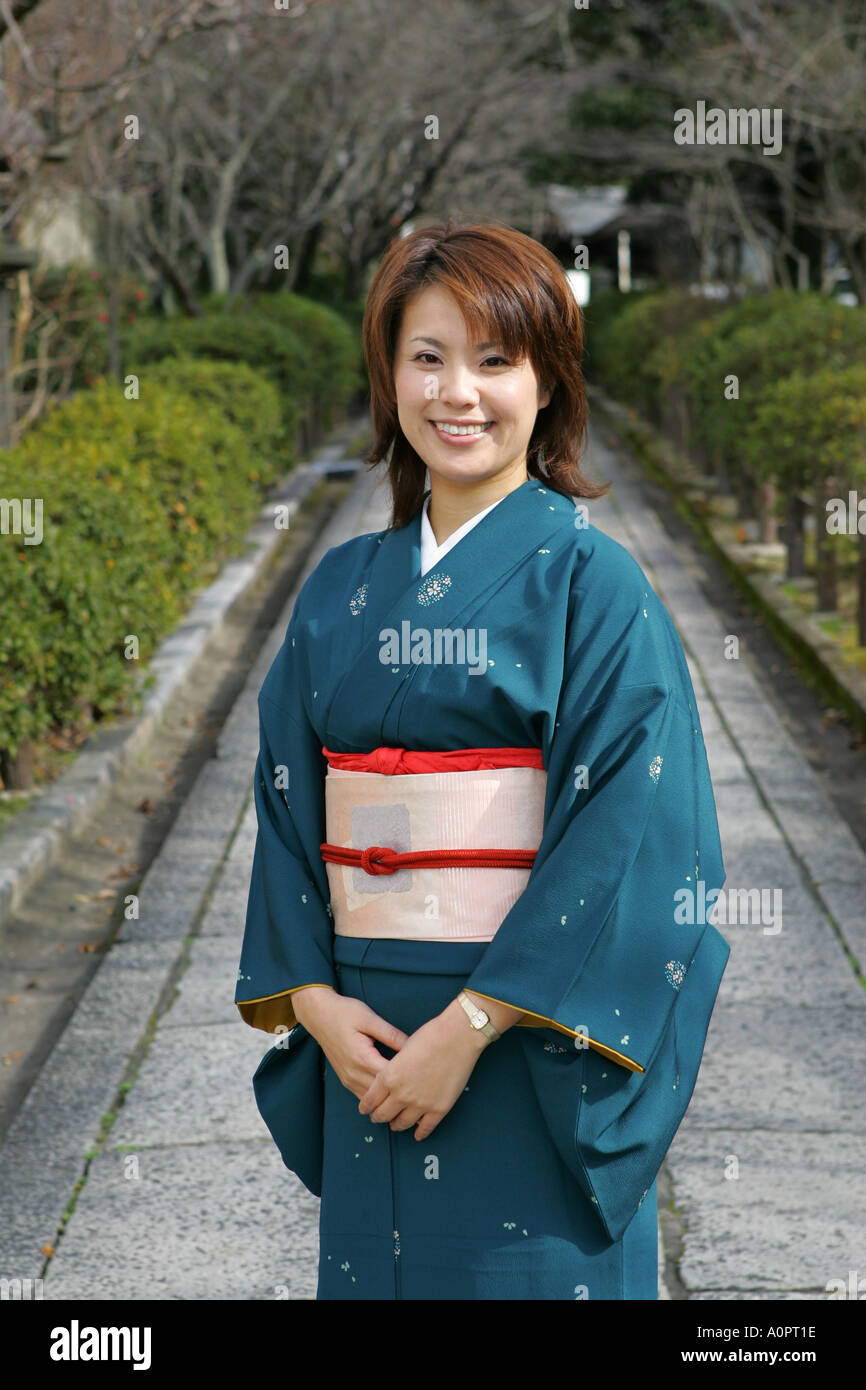 Belle femme portant un kimono traditionnel japonais pose à Kyoto Japon Kansai backstreet Banque D'Images