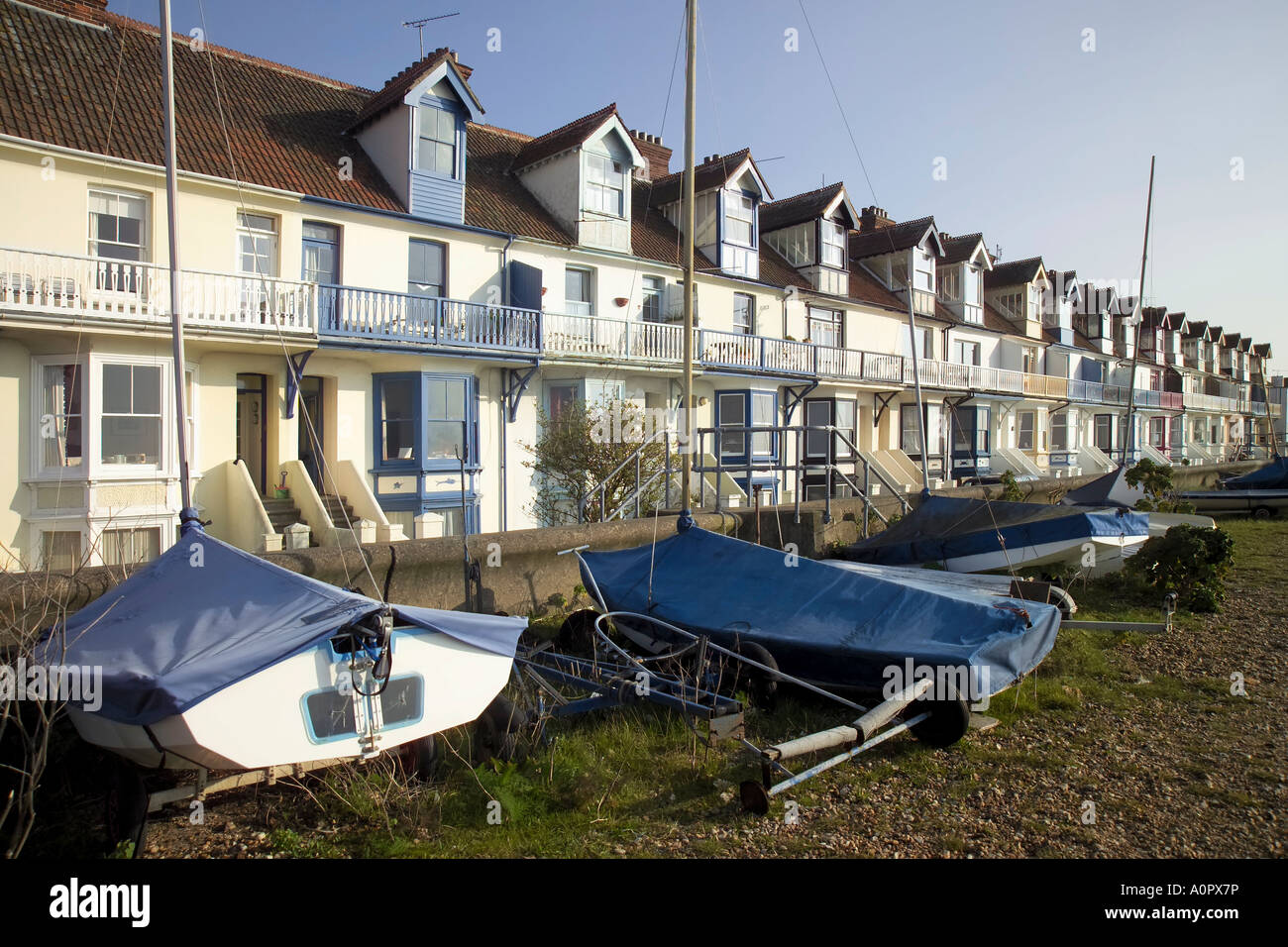 Bateaux à voile et de maisons de vacances sur le front de Whitstable Kent England Royaume-Uni Europe Banque D'Images