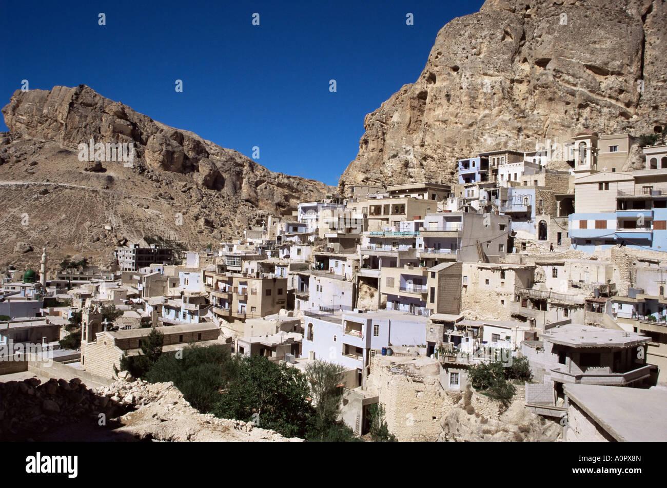 Village chrétien de Maloula sous falaises calcaires Syrie Moyen Orient Banque D'Images