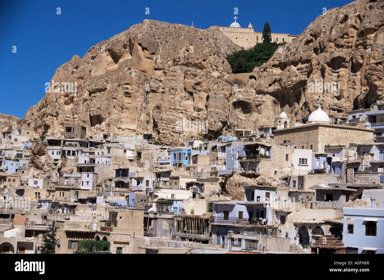 Village chrétien de Maloula sous falaises calcaires Syrie Moyen Orient Banque D'Images