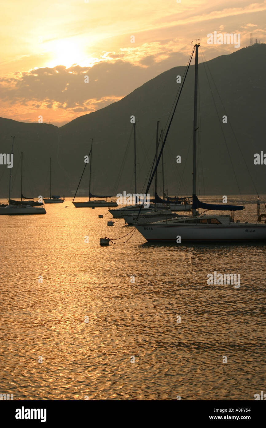 Voiliers dans le coucher du soleil Banque D'Images