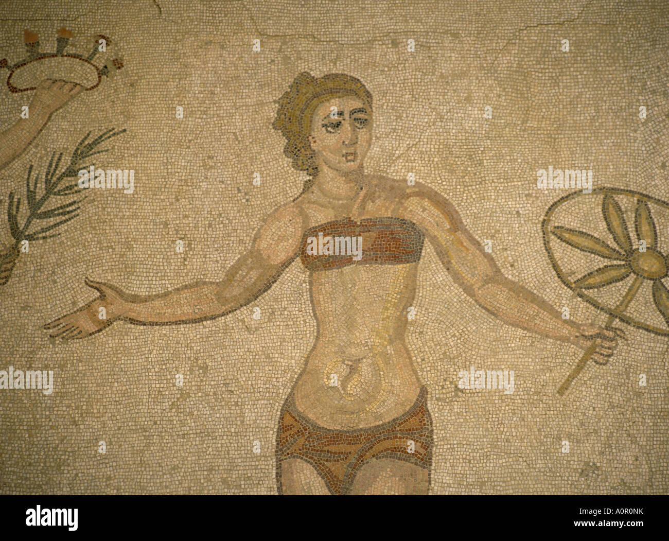 Fille dans un bikini 4ième siècle mosaïque de la Villa Romana del Casale près de Piazza Armerina Sicile Italie Europe Banque D'Images