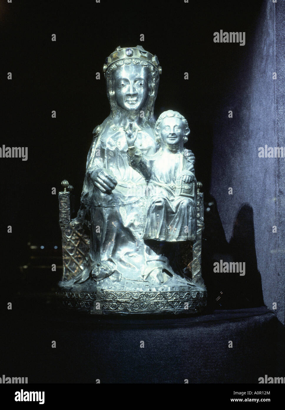 Statuette en argent de la Vierge Marie et l'enfant datant de fin du 13ème siècle trésor de Ste Foy Conques Midi Pyrenees France Banque D'Images